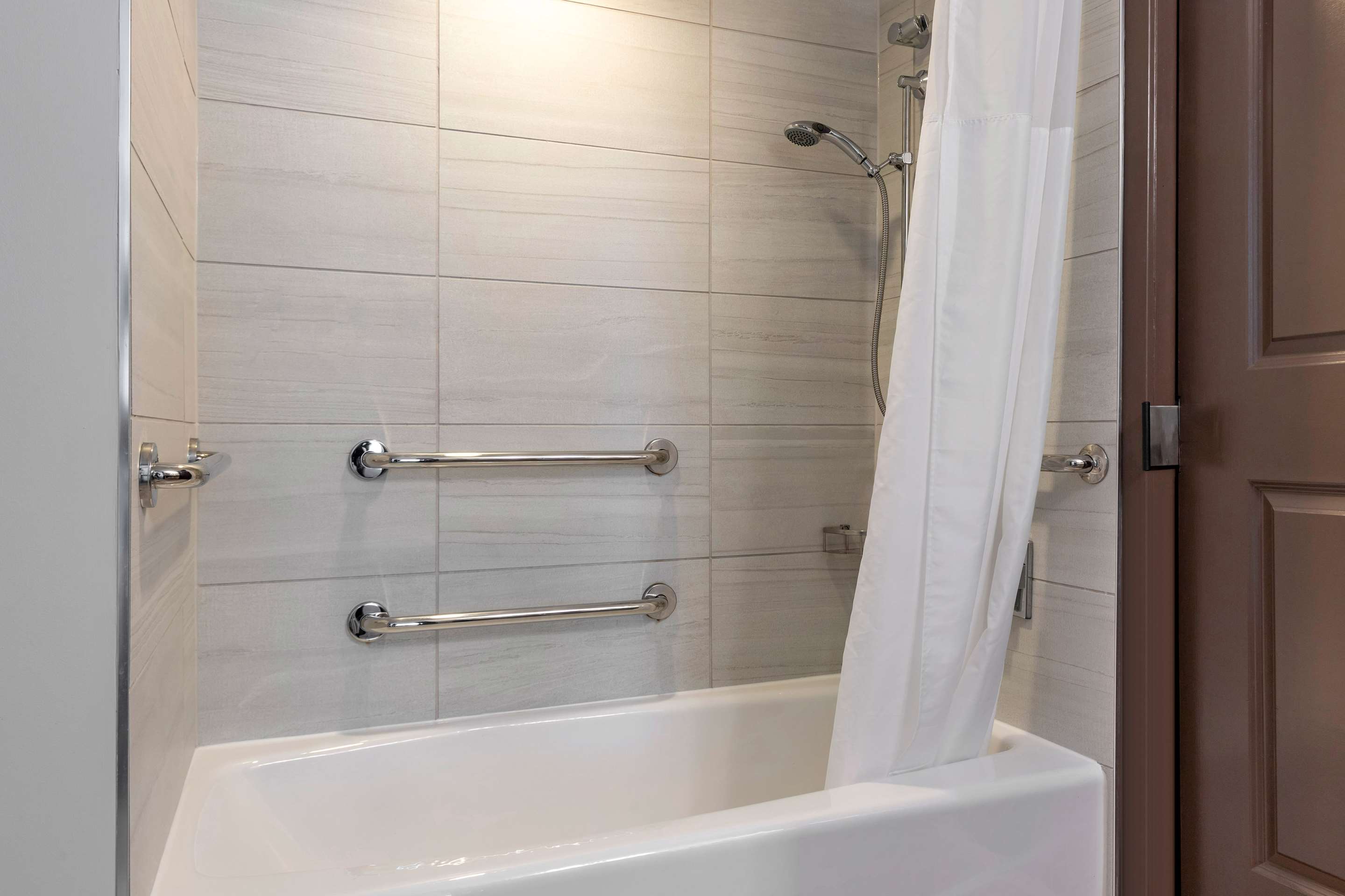 Guest room bath