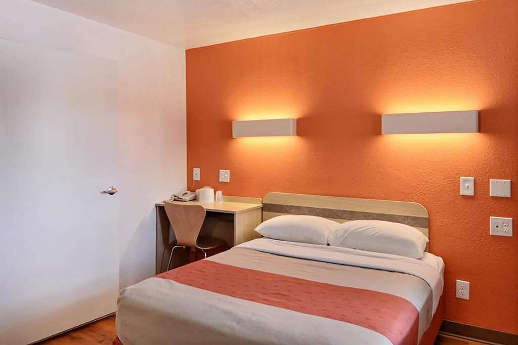 TRAVELODGE BRATTLEBORO VT-guestroom-Guest Room,On-Site.jpg