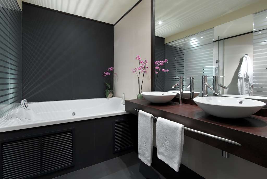 ABADES NEVADA PALACE-guestroom-Guest Room,Bathroom,On-Site.jpg