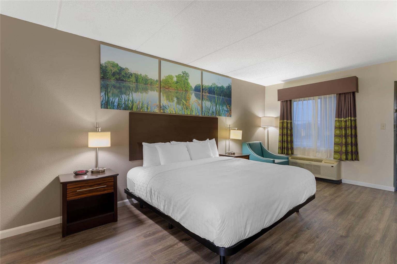 CLARION POINTE KIMBALL-guestroom-Guest Room,On-Site.jpg