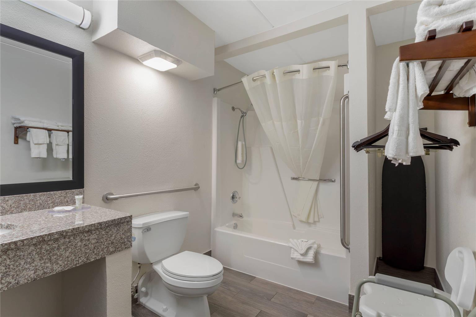 CLARION POINTE KIMBALL-guestroom-Guest Room,Bathroom,On-Site.jpg