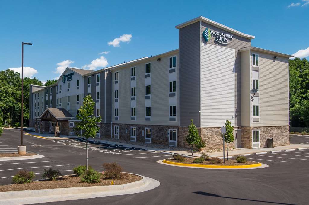 WoodSpring Suites