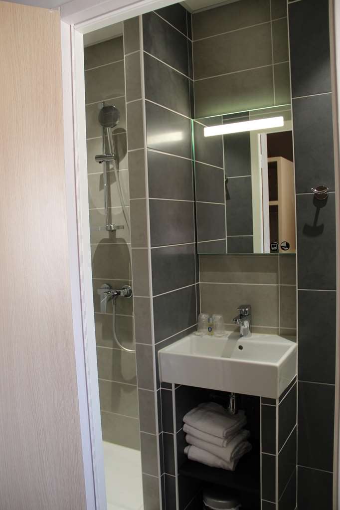 THE ORIGINALS CITY. HOTEL REGINA-guestroom-Guest Room,Bathroom,On-Site.jpg