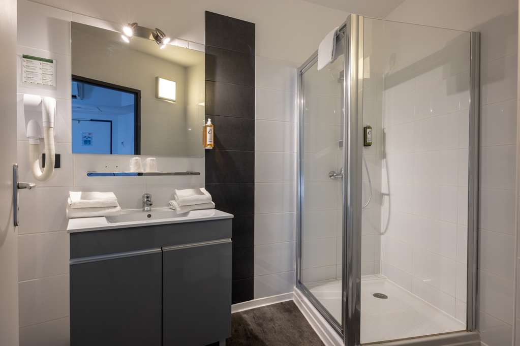 THE ORIGINALS CITY, HOTEL LES DOMES-guestroom-Guest Room,Bathroom,On-Site.jpg