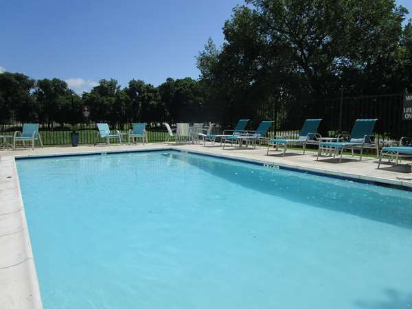 Pool - Best Western Plus Bonham Hotel