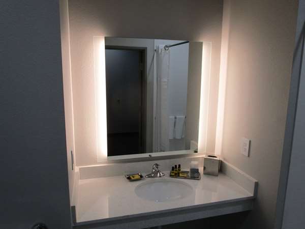  - Best Western Plus Bonham Hotel