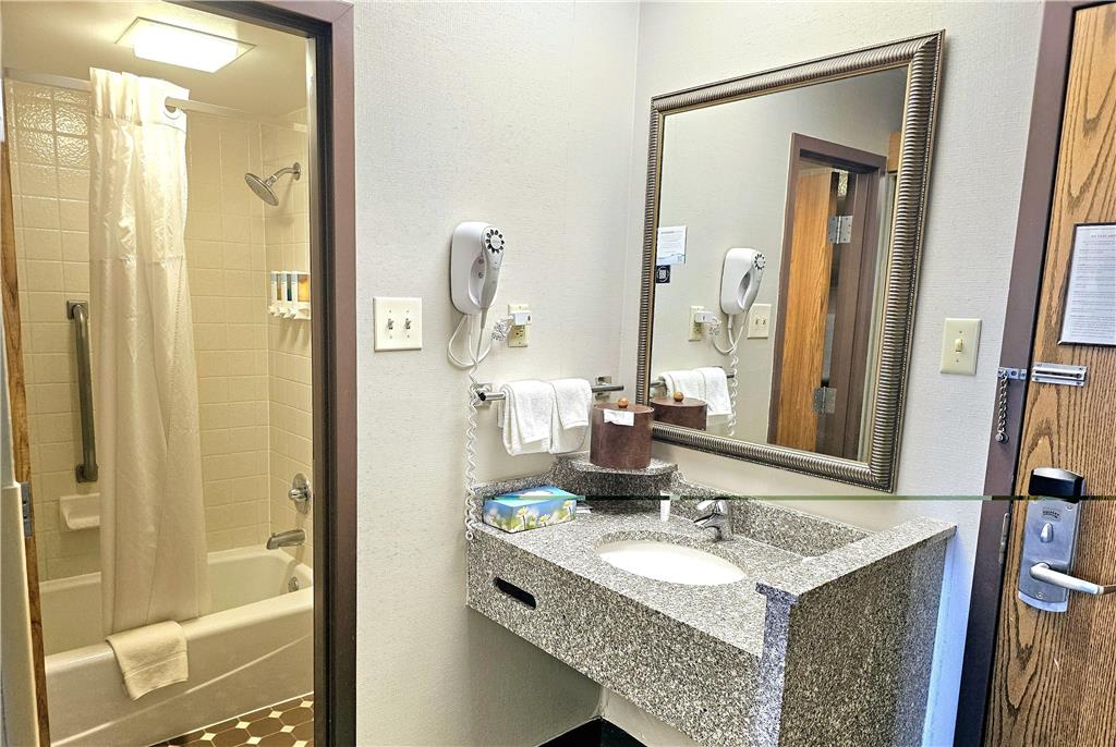 DAYS INN BY WYNDHAM ROLLA-guestroom-Guest Room,Bathroom,On-Site.jpg