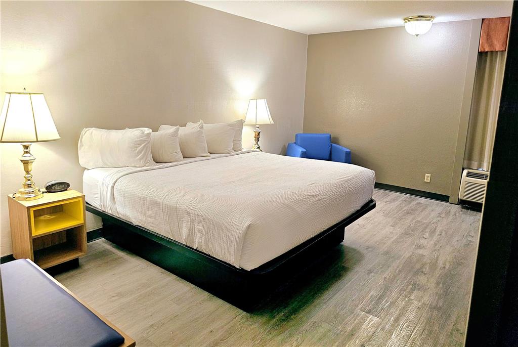 DAYS INN BY WYNDHAM ROLLA-guestroom-Guest Room,On-Site.jpg