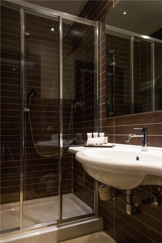 G HOTEL ANCONA-guestroom-Guest Room,Bathroom,On-Site.jpg