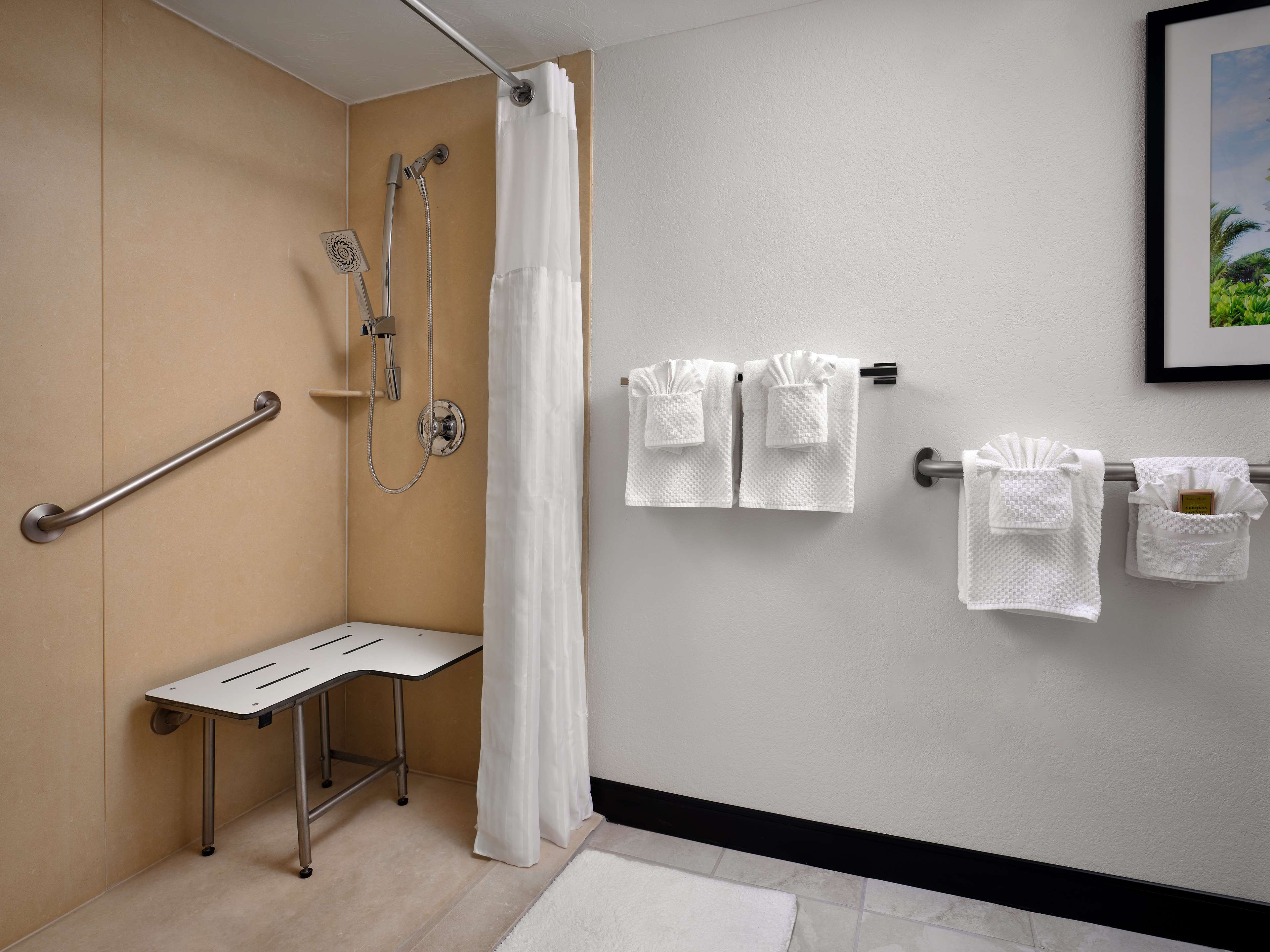 DoubleTree by Hilton Cocoa Beach - Oceanfront Room Type - 1QN BALC MOBHEAR ACC RISHW