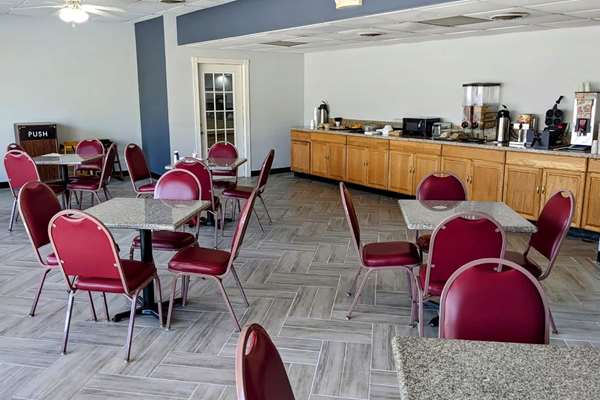  - Howard Johnson Hotel Hannibal