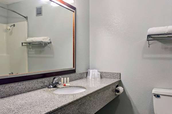  - Howard Johnson Hotel Hannibal