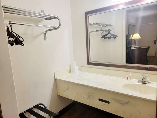  - Howard Johnson Hotel Hannibal