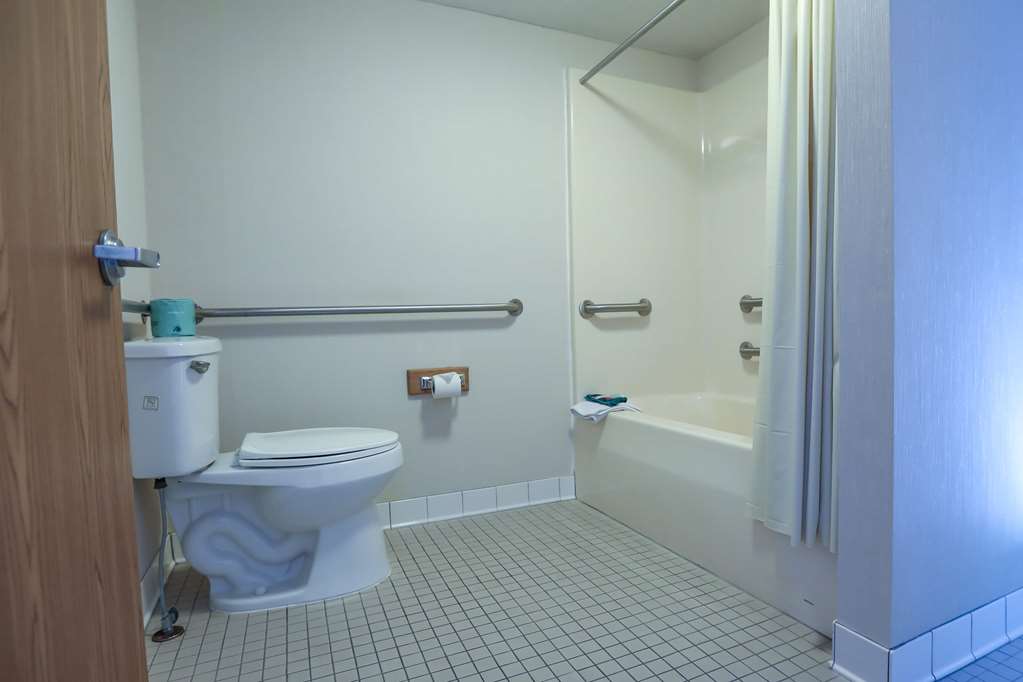 SUPER 8 BY WYNDHAM BRANSON / SHEPHE-guestroom-Guest Room,Bathroom,On-Site.jpg