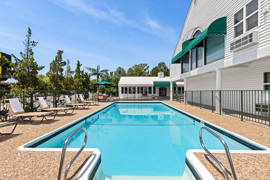 Super 8 by Wyndham Branson / Shepherd of the Hills Exwy - Tap to explore photos