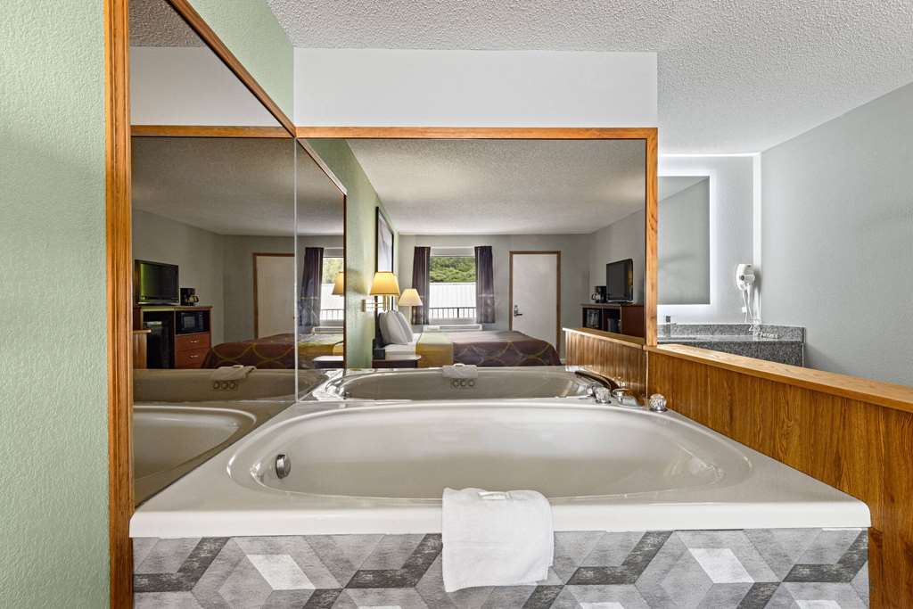 SUPER 8 BY WYNDHAM BRANSON / SHEPHE-guestroom-Guest Room,Suite,On-Site.jpg