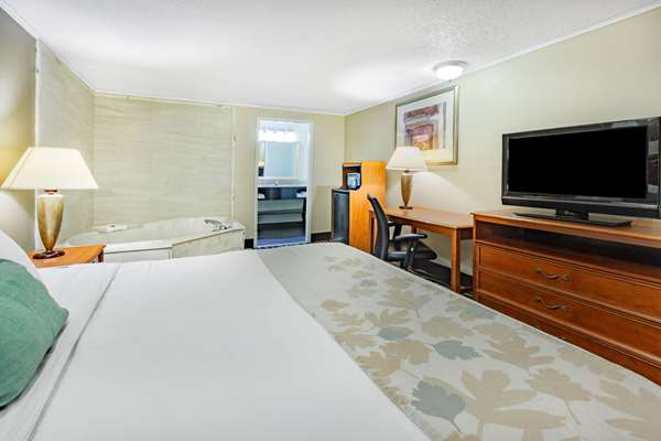  - Travelodge Monroe - I-75, Exit 15