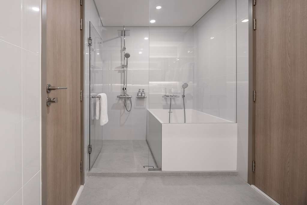 RAMADA BY WYNDHAM BANGKOK SUKHUMVIT-guestroom-Guest Room,Bathroom,On-Site.jpg