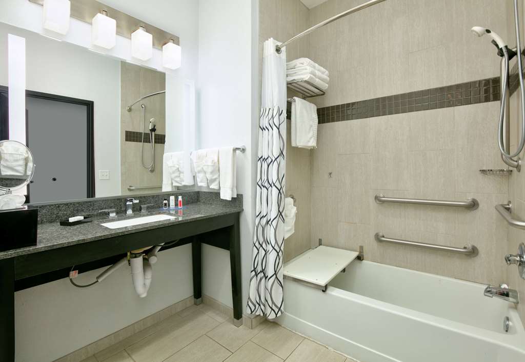 LA QUINTA INN & SUITES BY WYNDHAM L-guestroom-Guest Room,Bathroom,Accessibility,On-Site.jpg