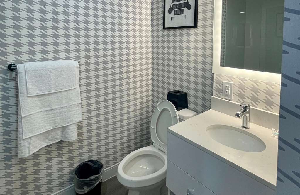 Superior Shores Hotel, BW Signature Collection-guestroom-Guest Room,Bathroom,On-Site.jpg