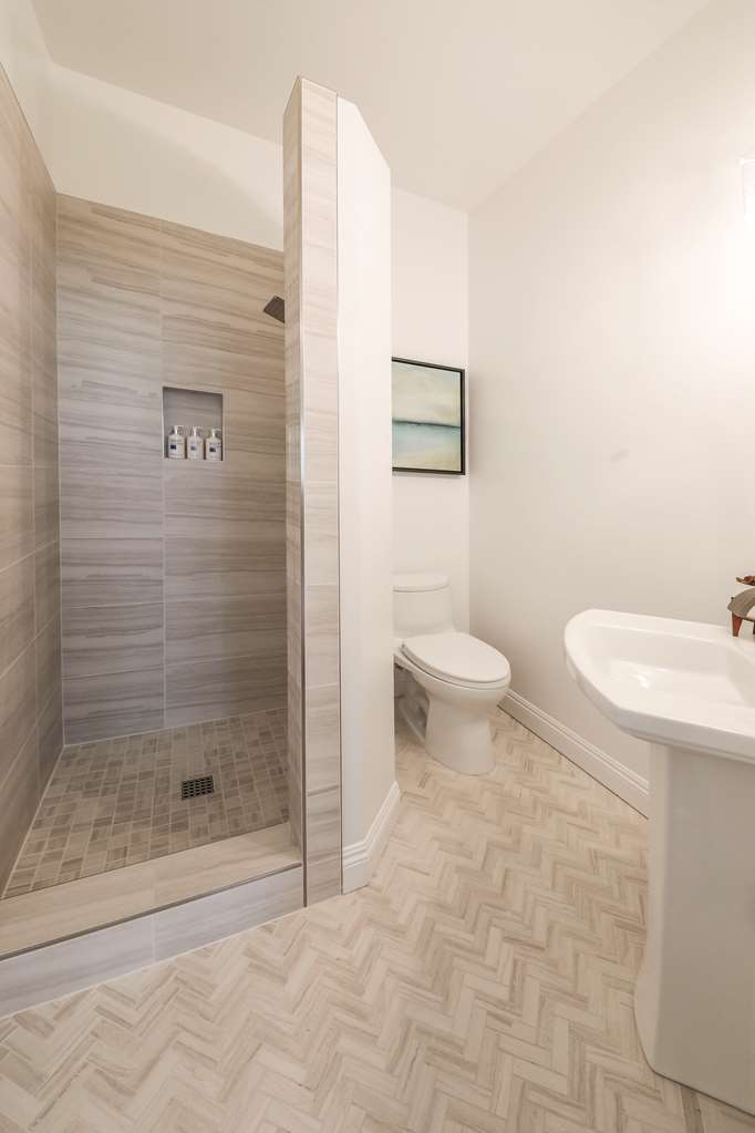 DEL MAR BEACH HOTEL-guestroom-Guest Room,Bathroom,On-Site.jpg