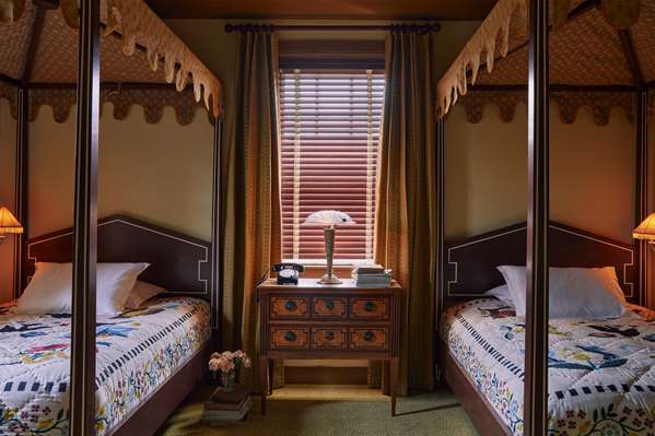  - Hotel Ulysses Mount Vernon Baltimore - I-83, Exit 3