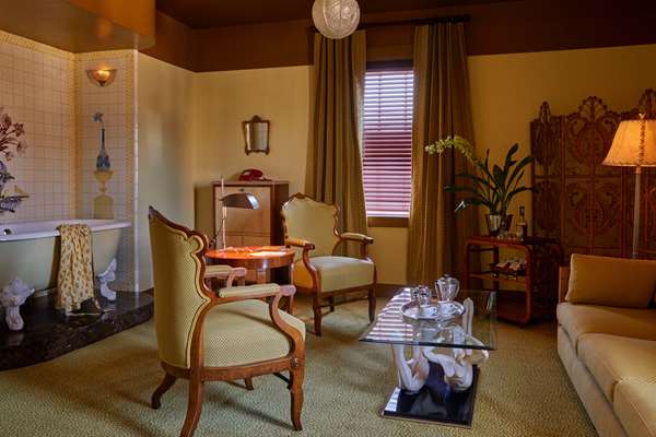 Suite - Hotel Ulysses Mount Vernon Baltimore - I-83, Exit 3