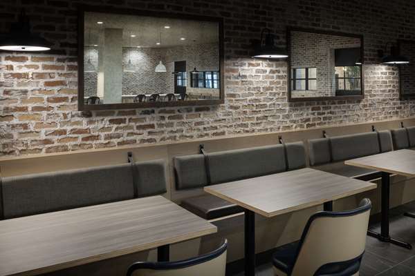 Bar - Embassy Suites Bowling Green