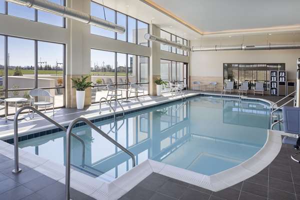 Pool - Embassy Suites Bowling Green