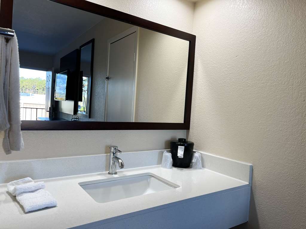 MOTEL 6 HATTIESBURG MS-guestroom-Guest Room,Bathroom,On-Site.jpg