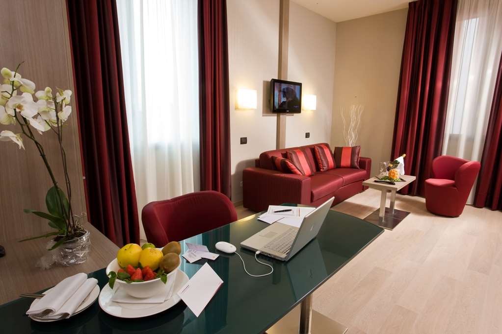 HOTEL COSMOPOLITAN-guestroom-Guest Room,On-Site.jpg
