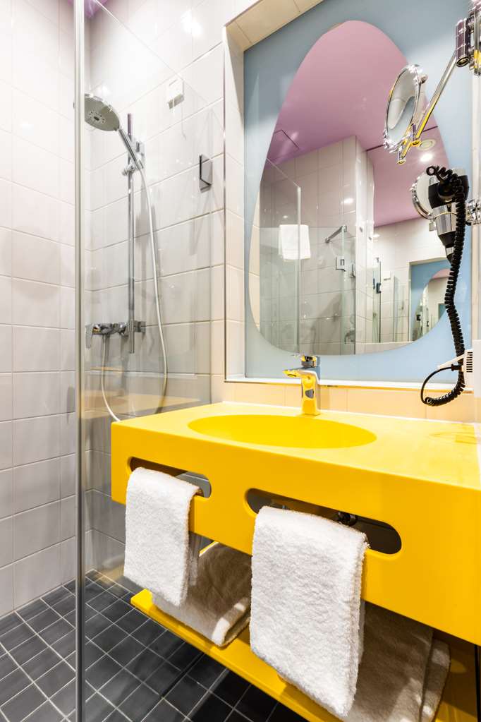 PRIZE BY RADISSON, BONN CITY-guestroom-Guest Room,Bathroom,On-Site.jpg
