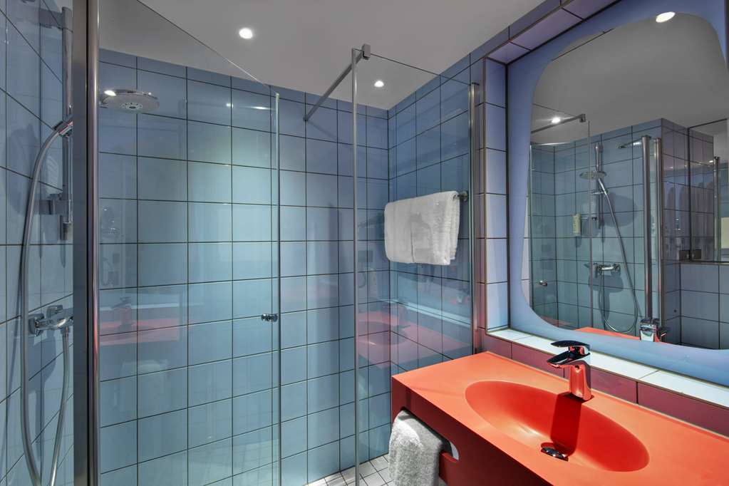 PRIZE BY RADISSON, MUNICH AIRPORT-guestroom-Guest Room,Bathroom,On-Site.jpg