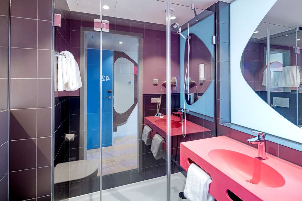 PRIZE BY RADISSON, VIENNA CITY-guestroom-Guest Room,Bathroom,On-Site.jpg