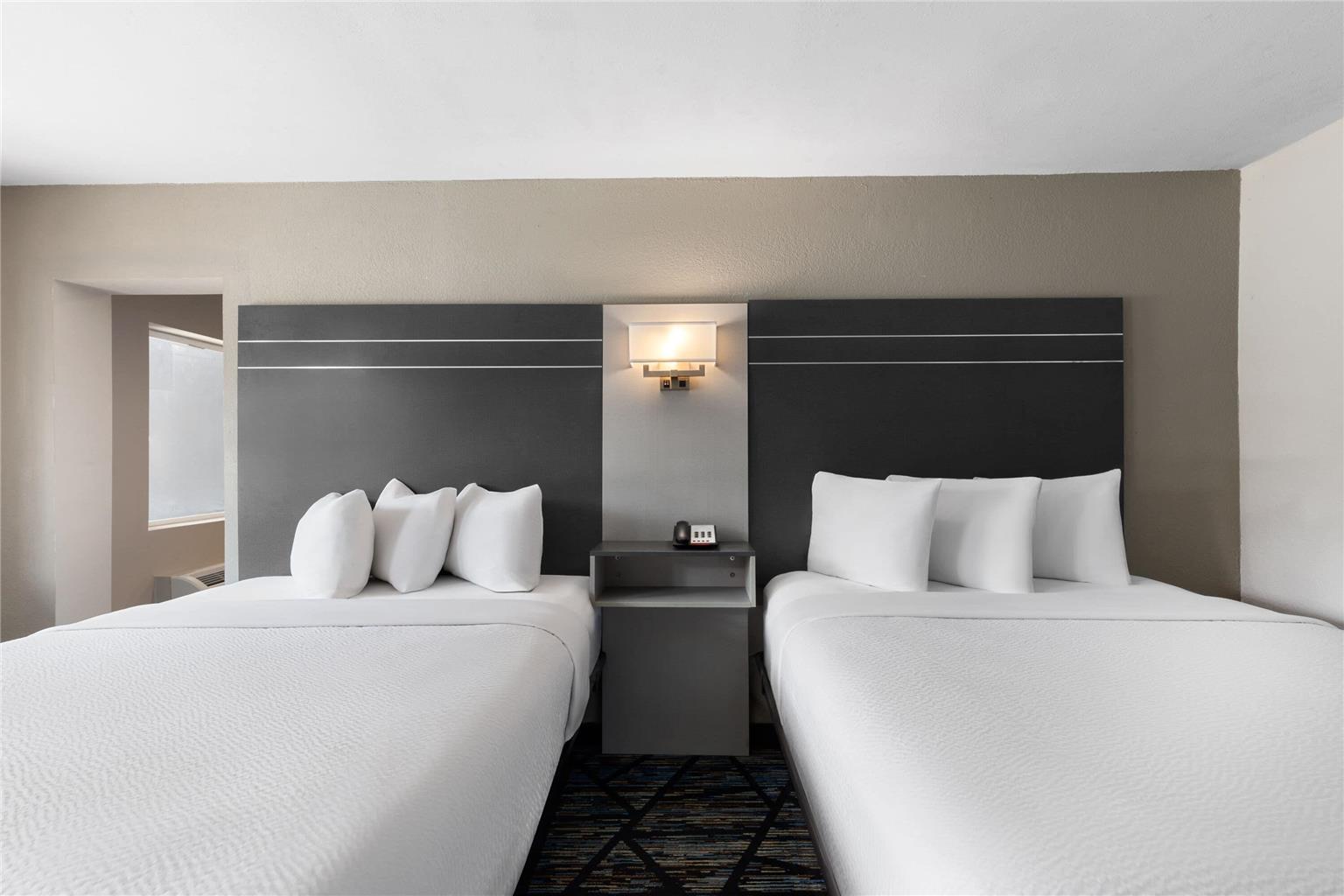 BAYMONT BY WYNDHAM DOTHAN-guestroom-Guest Room,On-Site.jpg