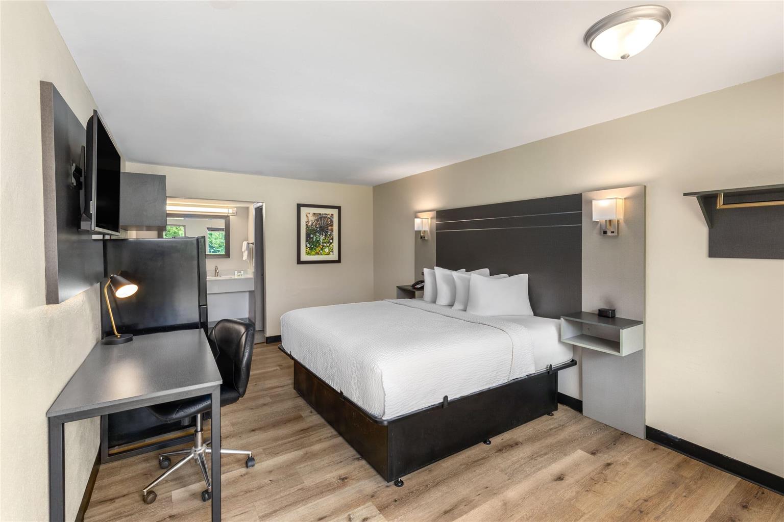 BAYMONT BY WYNDHAM DOTHAN-guestroom-Guest Room,Suite,On-Site.jpg