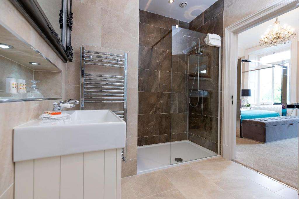 KILKENNY HIBERNIAN HOTEL-guestroom-Guest Room,Bathroom,On-Site.jpg