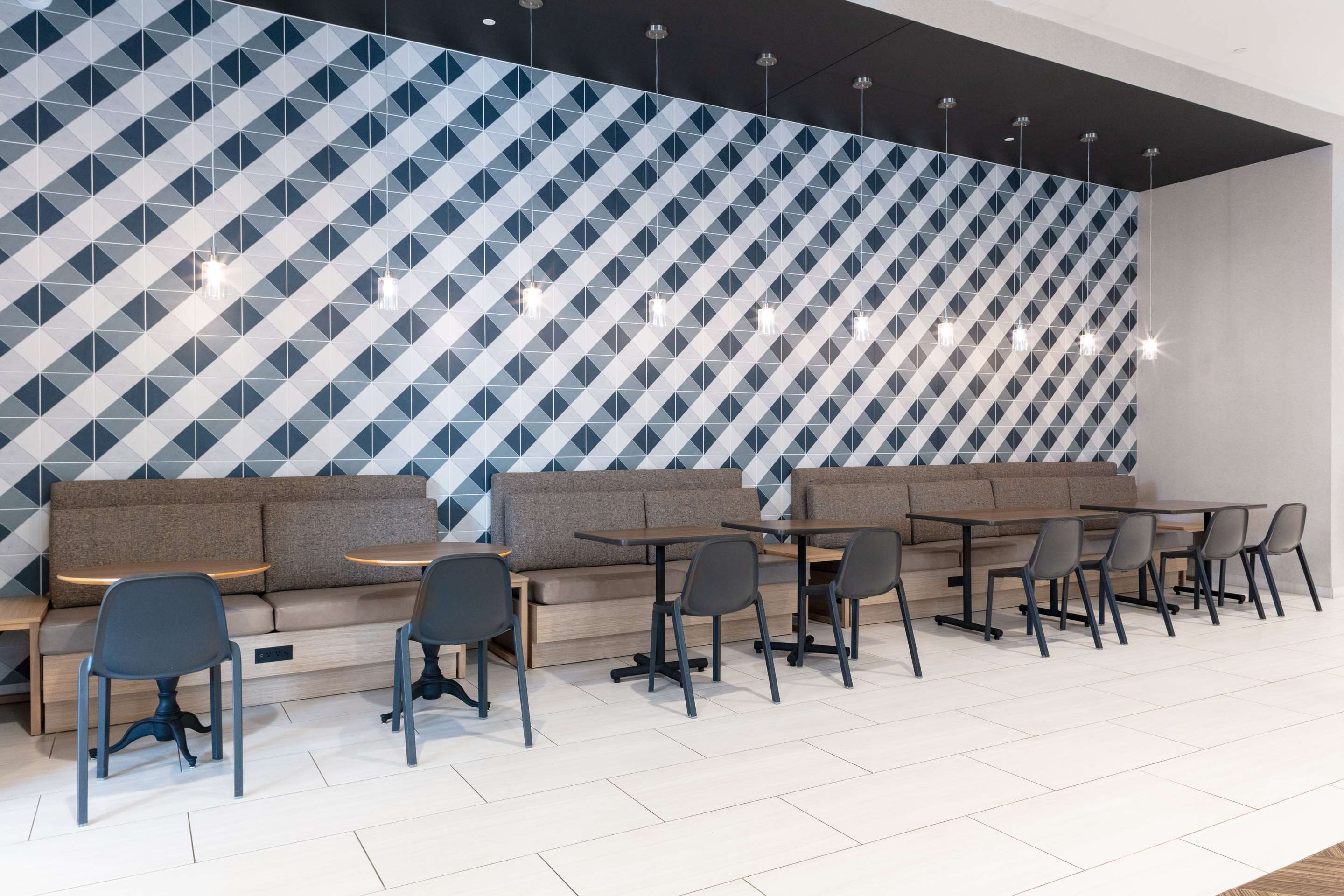 Lobby | Home2 Suites by Hilton St. Louis Downtown