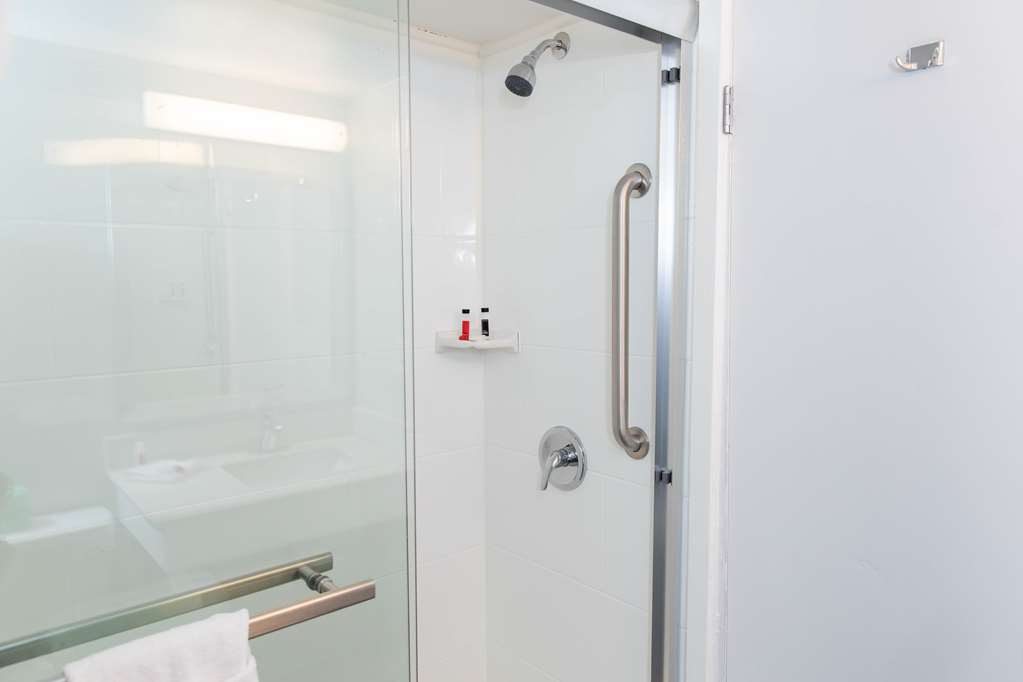 STUDIO 6 OCALA, FL-guestroom-Guest Room,Bathroom,On-Site.jpg