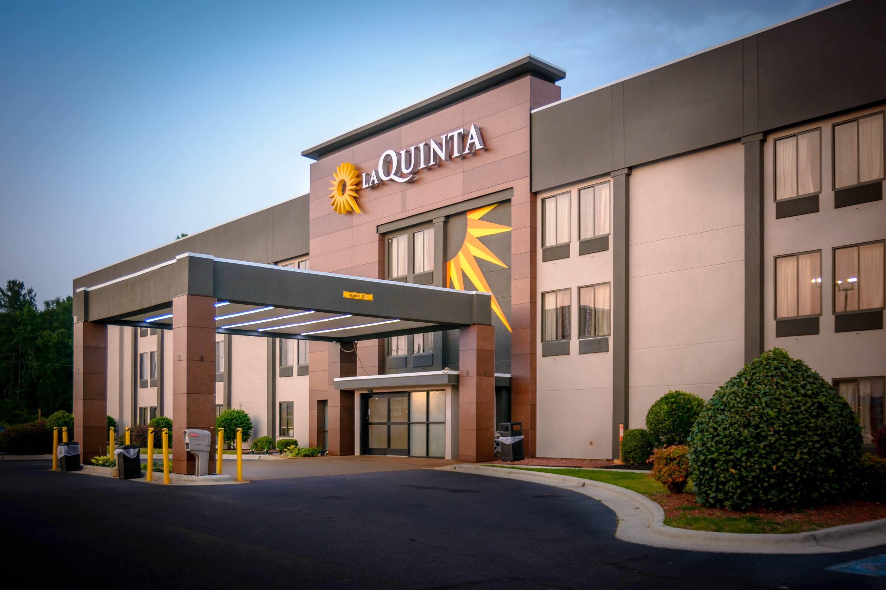 Exterior | La Quinta Inn & Suites by Wyndham Fayetteville I-95