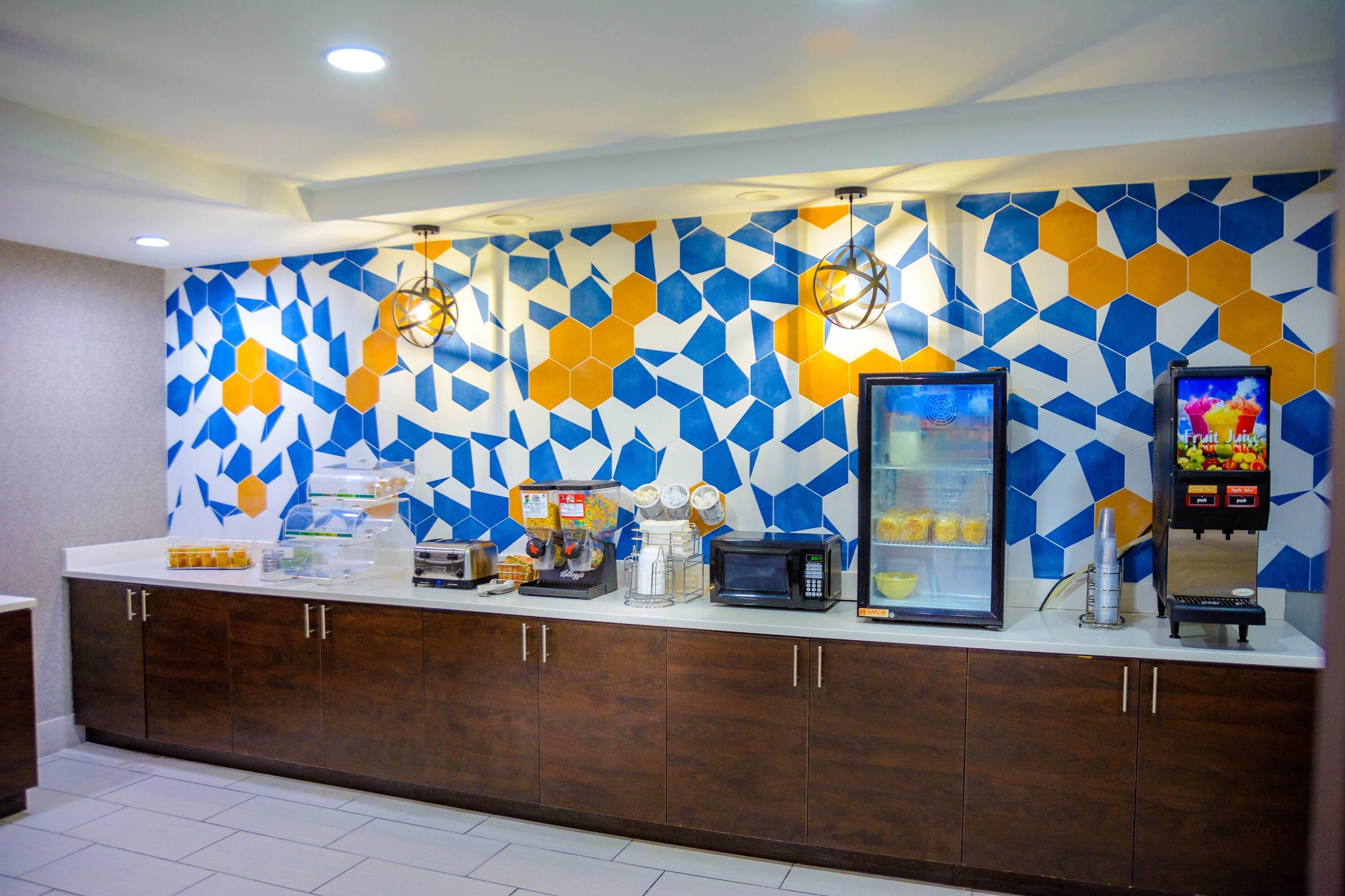 Undefined | La Quinta Inn & Suites by Wyndham Fayetteville I-95
