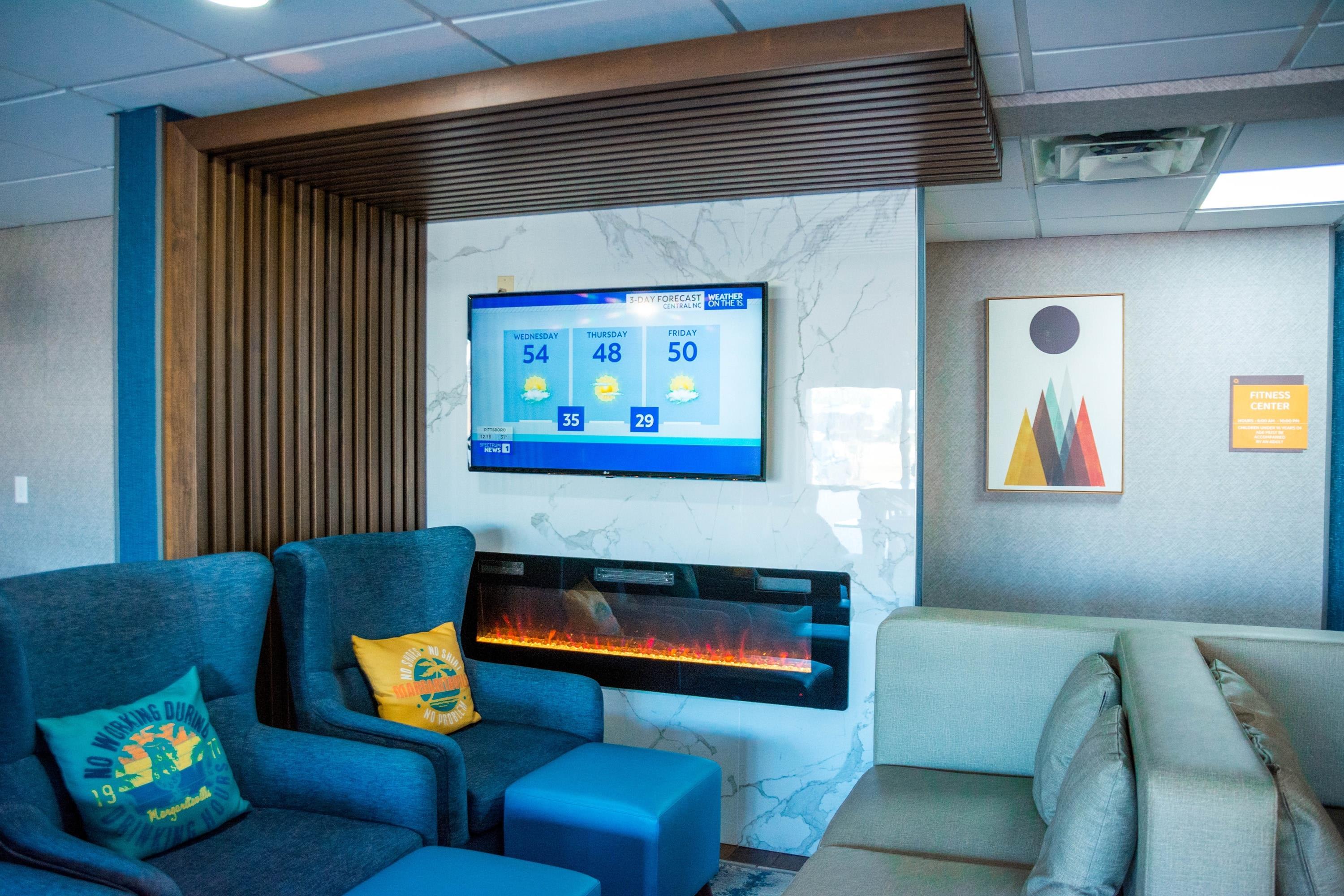 Lobby | La Quinta Inn & Suites by Wyndham Fayetteville I-95