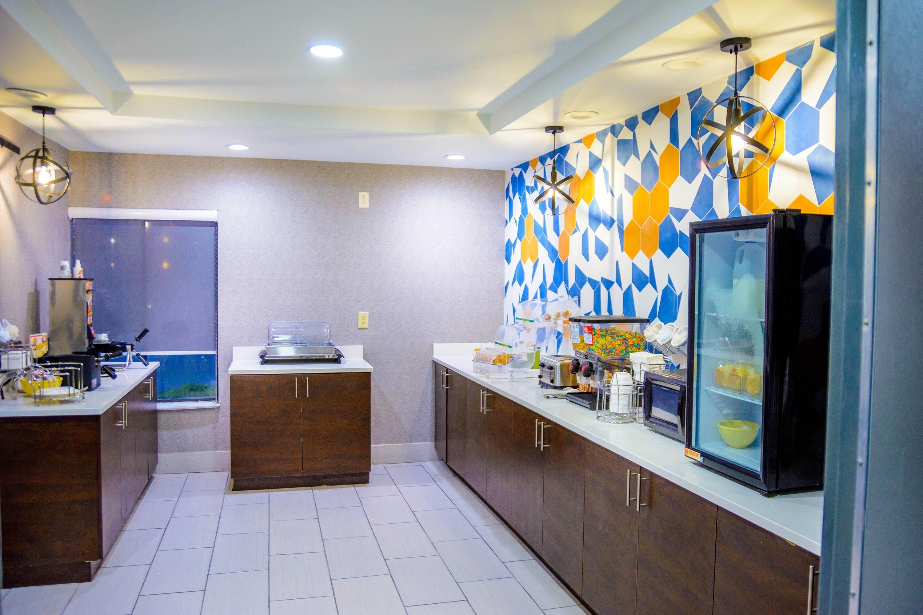 Undefined | La Quinta Inn & Suites by Wyndham Fayetteville I-95