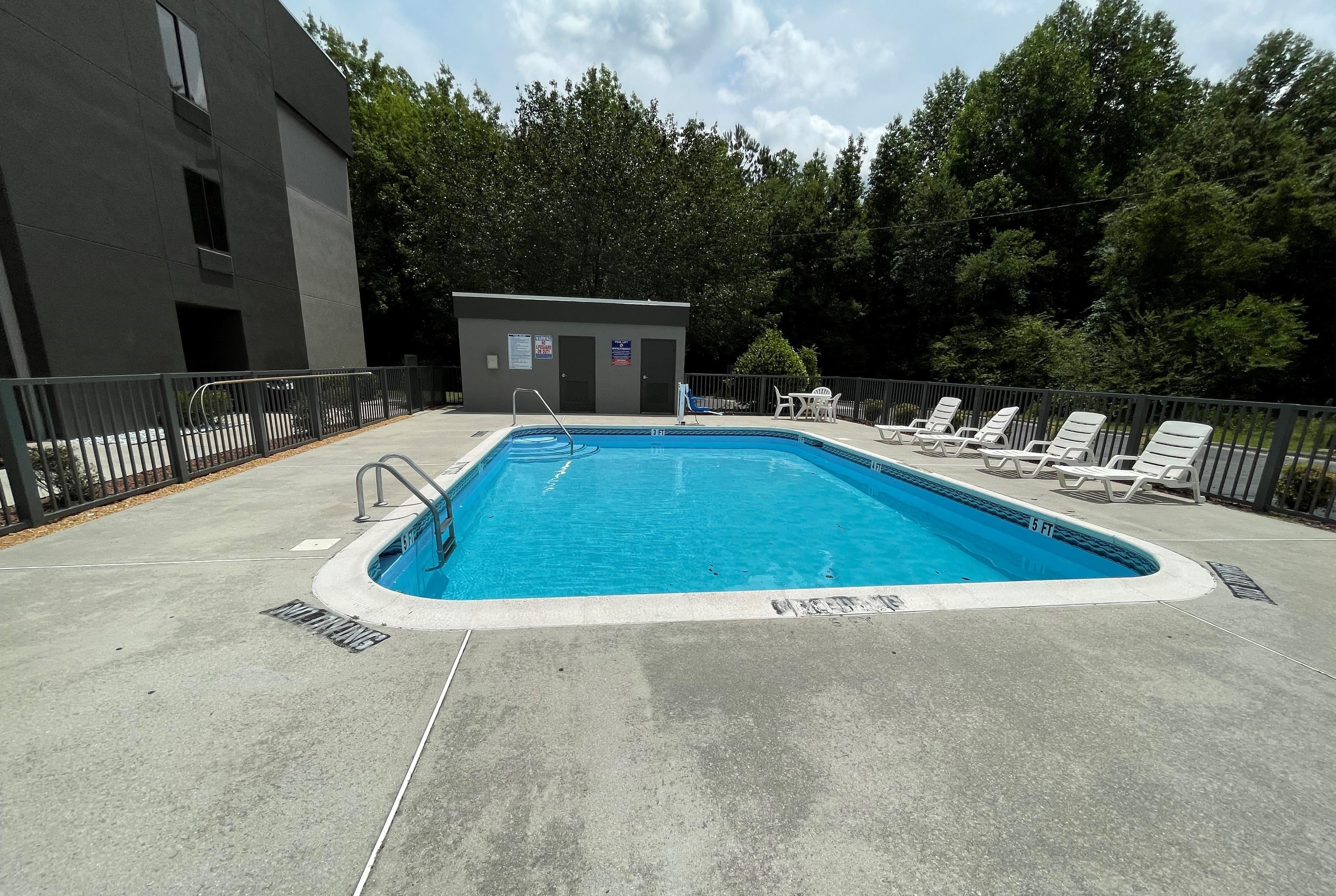 Pool | La Quinta Inn & Suites by Wyndham Fayetteville I-95