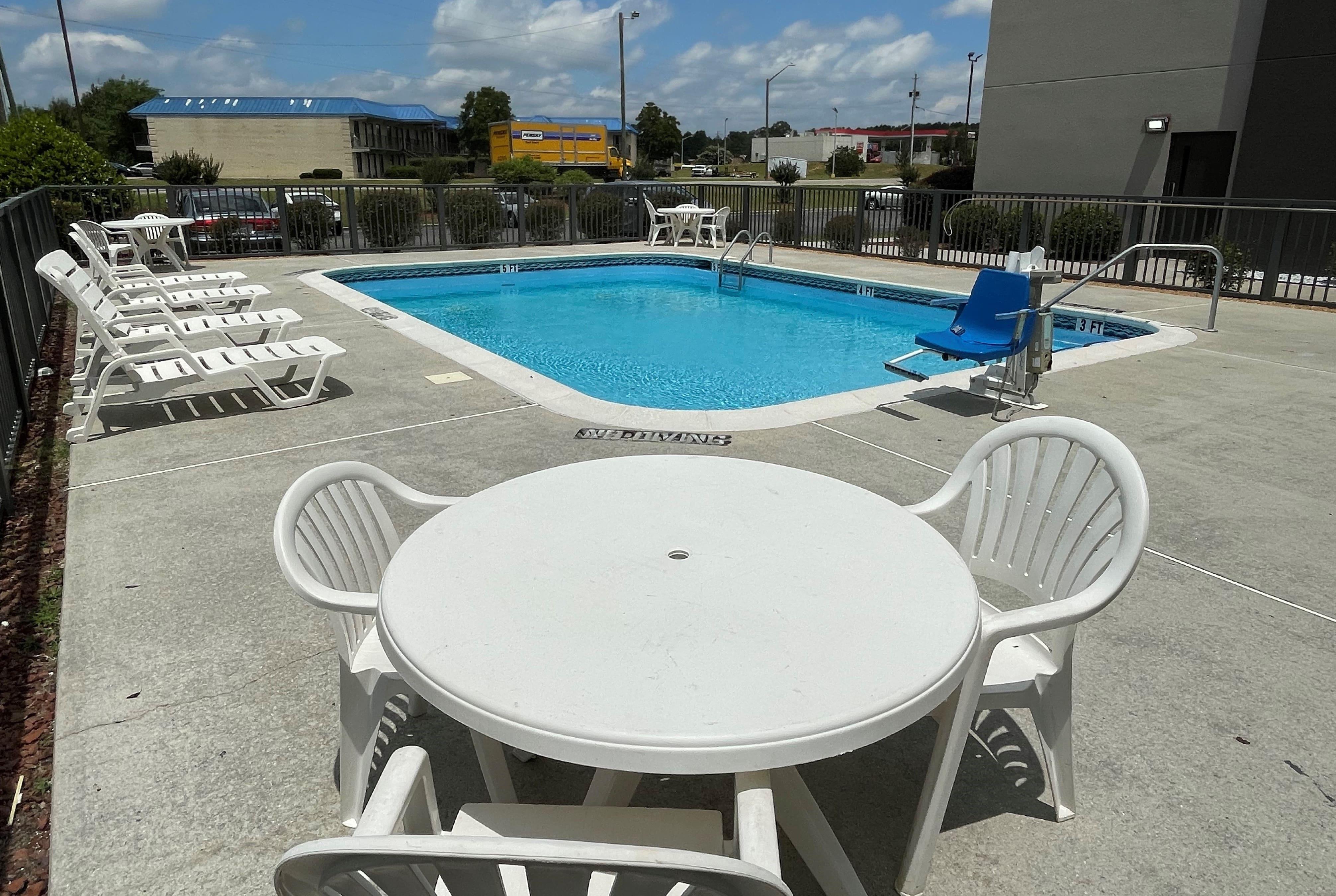 Pool | La Quinta Inn & Suites by Wyndham Fayetteville I-95