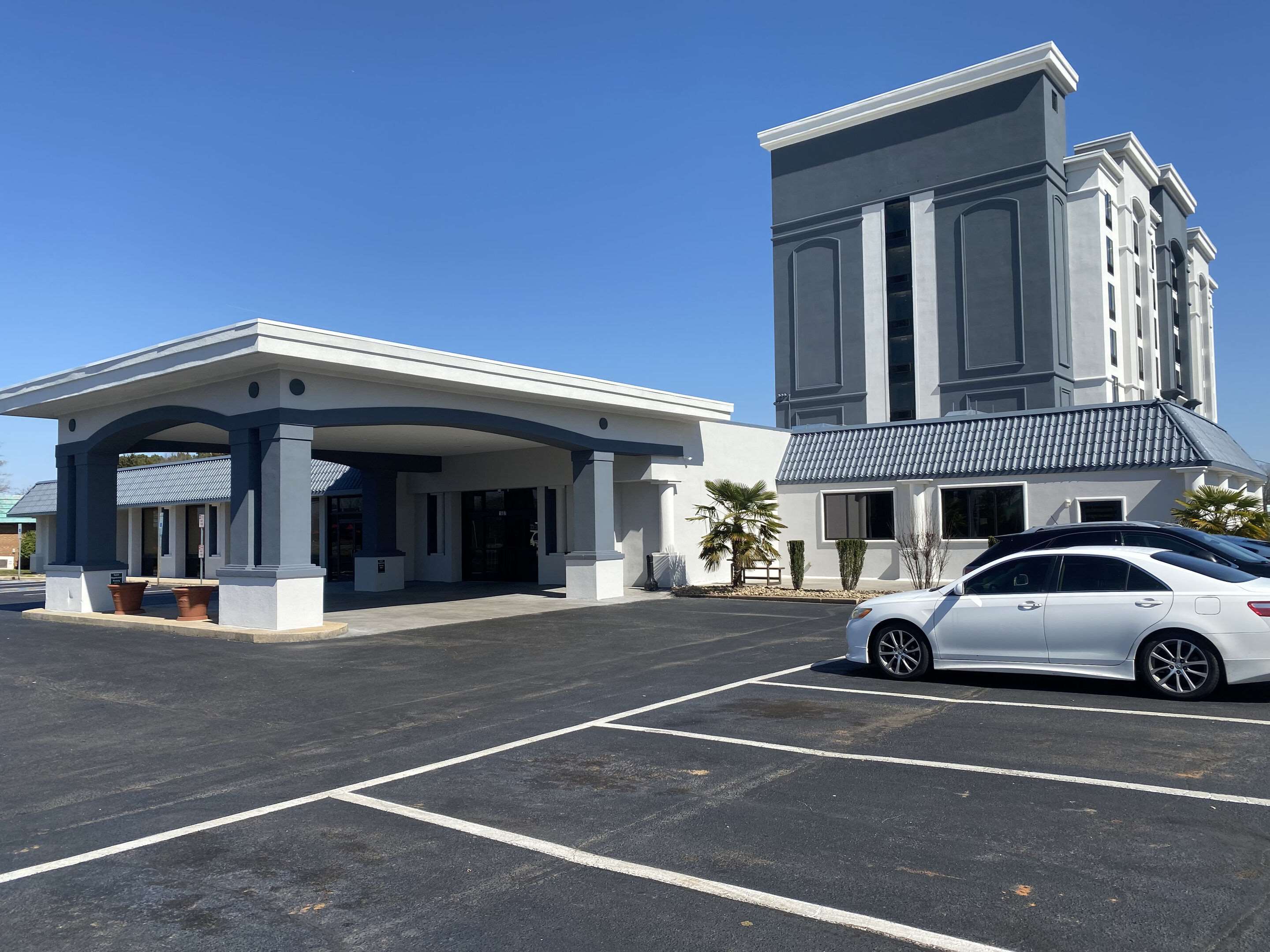 Hotel exterior | Hickory Inn