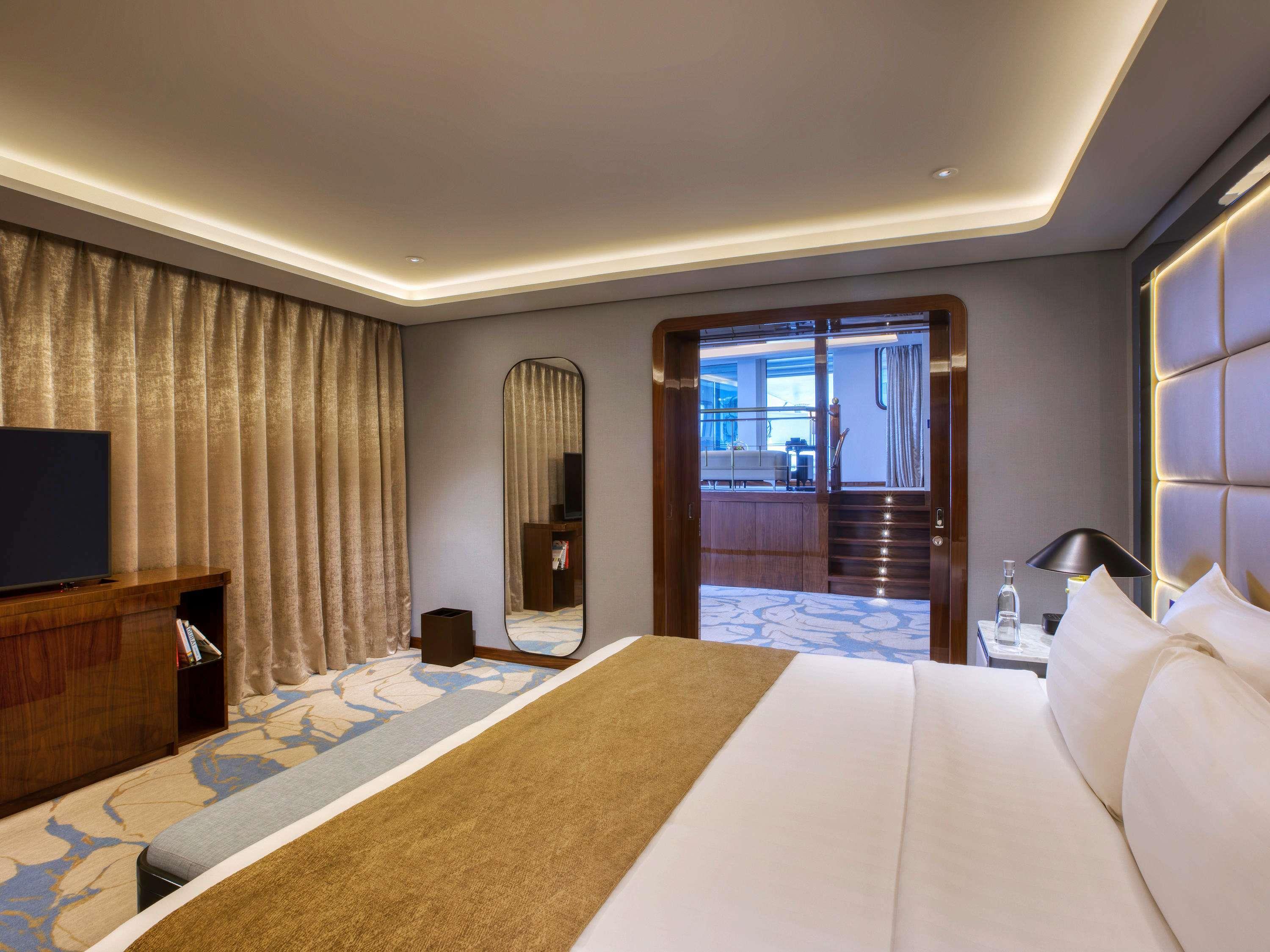 Queen Elizabeth 2 Room Type - Royal Suite with 1 King size bed and separate living room area