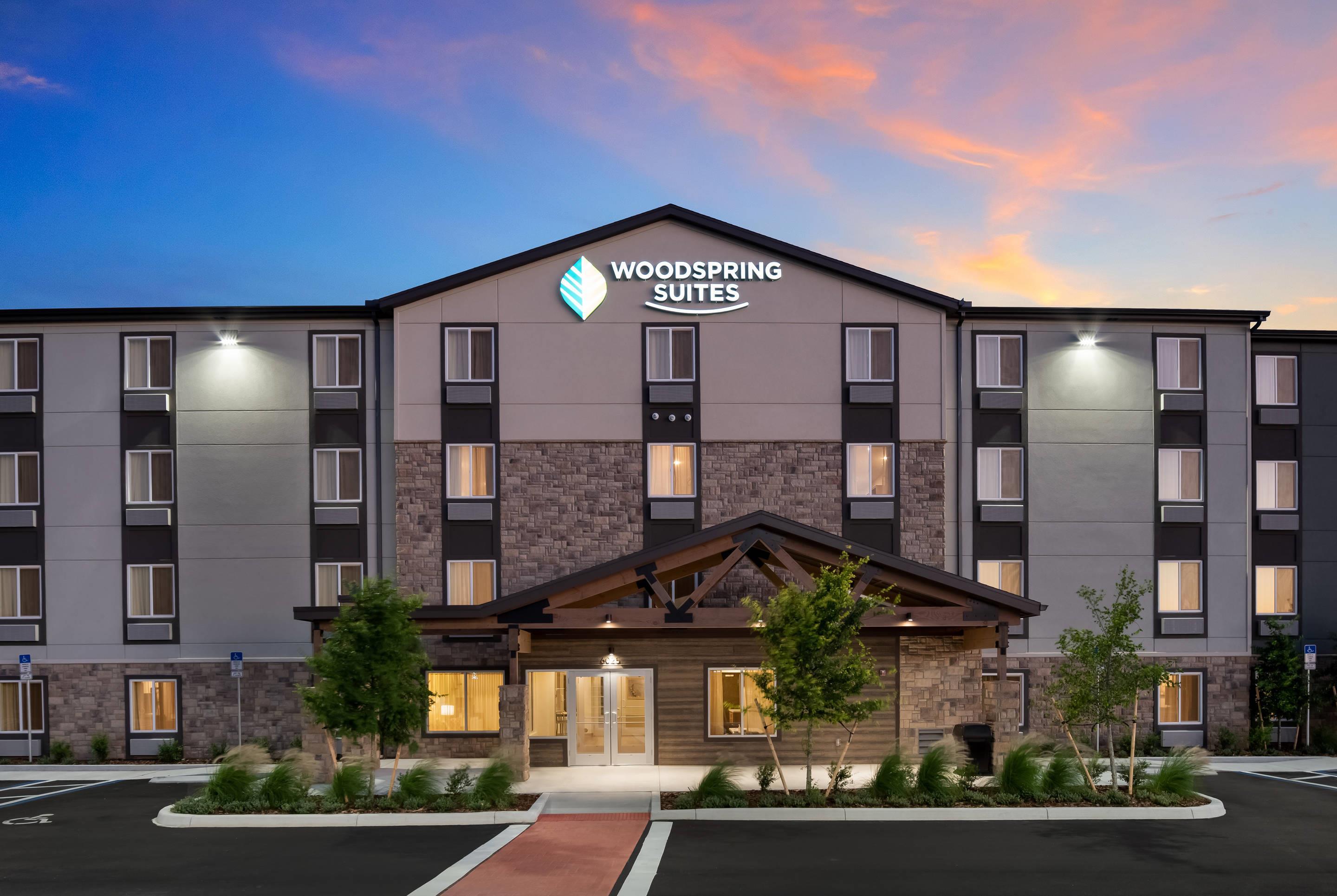 Hotel Entrance | WoodSpring Suites Orlando I-4 & Convention Center