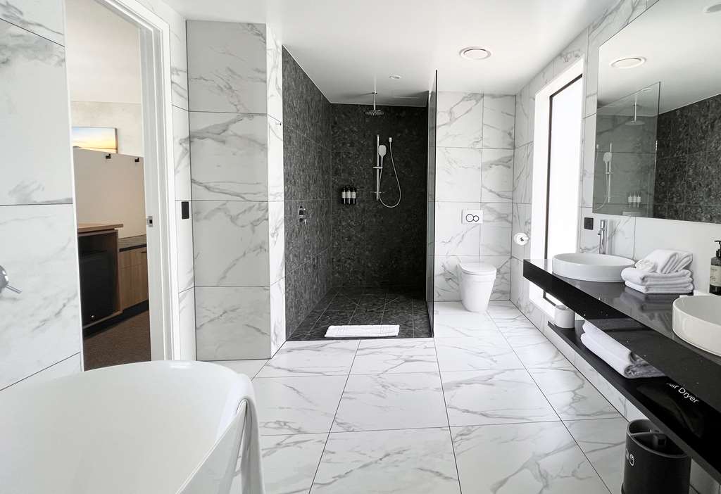 SUDIMA KAIKOURA-guestroom-Guest Room,Bathroom,Suite,On-Site.jpg