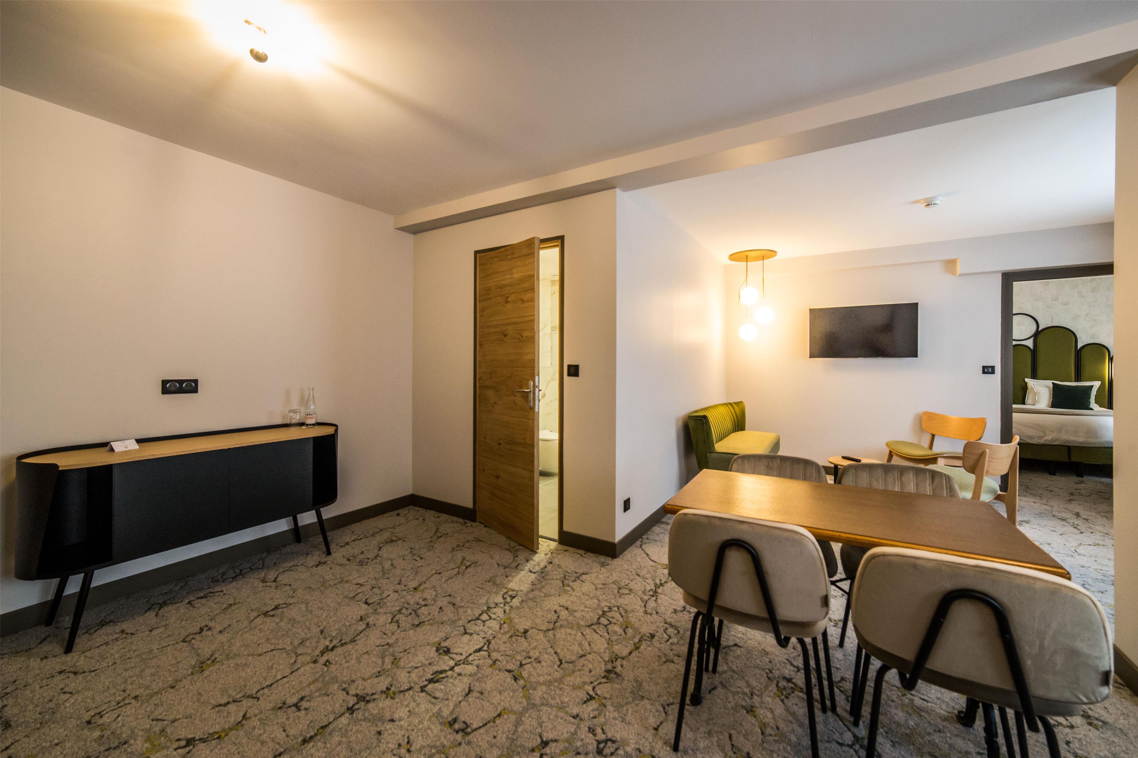 Best Western Le Relais du Vigneron Room Type - Apartment - 1 King Bed, Non-Smoking, Sofabed, Kitchenette, Lounge Area, Espresso Machine Best Western Le Relais du Vigneron Room Type - Apartment - 1 King Bed, Non-Smoking, Sofabed, Kitchenette, Lounge Area, Espresso Machine